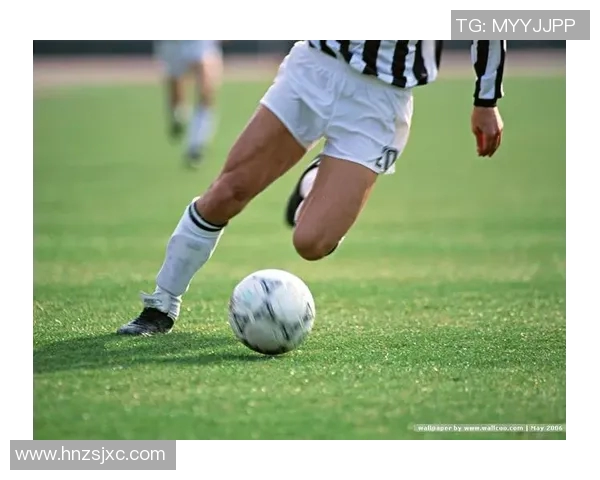 足球明星手握水杯瞬间展现运动魅力与生活态度的精彩瞬间