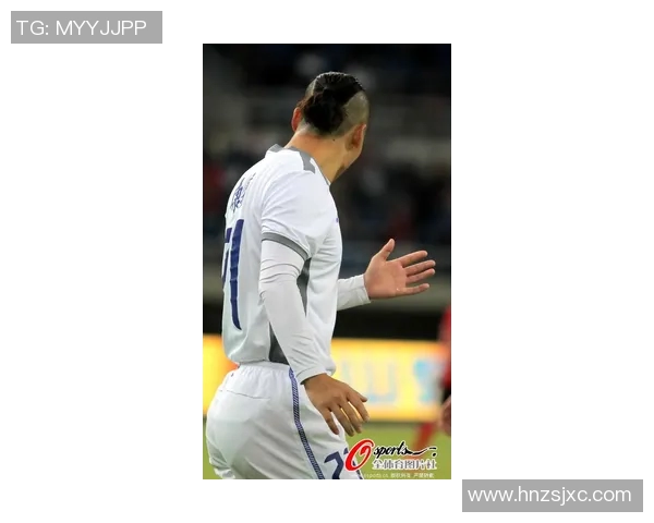 足球明星独特发型与白胡子魅力交织的黑色风格探秘