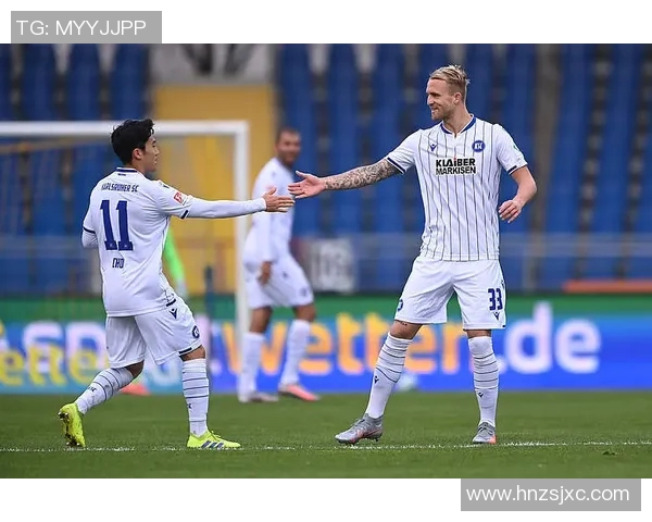 足球明星高清美式渐变艺术图赏析展现运动魅力与视觉冲击力