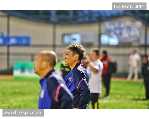 中国足球明星崛起之路揭秘他们如何在赛场上爆红的背后故事